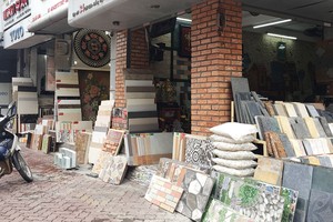 Gạch ốp lát đang phải “ngậm ngùi” chia sẻ thị phần khách hàng với ván gỗ.