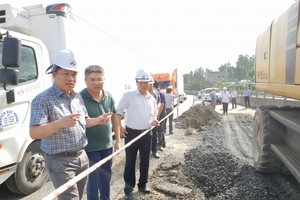 Việc khắc phục hư hỏng mặt đường đoạn Quốc lộ 1 qua Phú Yên rất chậm, gây mất ATGT cho người dân địa phương.