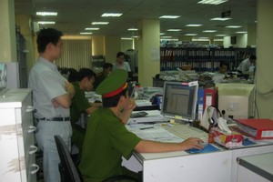 Lực lượng chức năng tiến hành thanh kiểm tra việc sử dụng phần mềm tại một doanh nghiệp. Ảnh: Tư liệu.