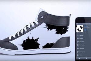 Đôi giày có màn hình hiển thị, điều chỉnh hoạ tiết qua smartphone