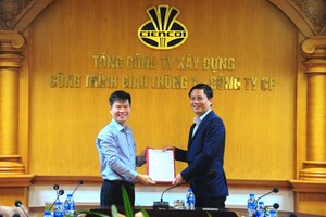 Chủ tịch HĐQT Nguyễn Ngọc Hòa trao quyết định bổ nhiệm Tổng giám đốc cho ông Ngô Bá Toản