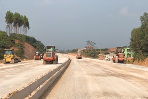 Thi công tuyến cao tốc Bắc Giang - Lạng Sơn.