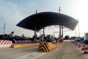 Trạm thu phí cầu Thái Hà.