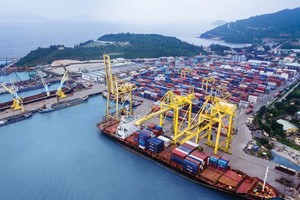 Khu vực miền Trung có lợi thế rất lớn về cảng biển, nhưng chỉ nên tập trung xây dựng ở một số địa phương để tránh tình trạng thừa cảng, lãng phí nguồn lực đầu tư. Trong ảnh: cảng Tiên Sa (Đà Nẵng).