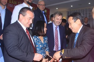 Ông Hà Sỹ Đồng, Phó chủ tịch UBND tỉnh Quảng Trị tặng quà cho các chuyên gia, tình nguyện viên nước ngoài tại Quảng Trị.