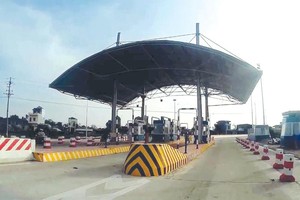 Sau hơn 2 năm thông xe, Dự án BOT Xây dựng cầu Thái Hà vượt sông Hồng vẫn chưa thể tiến hành thu phí. Ảnh: Anh Minh