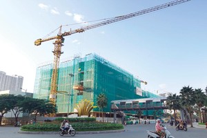 Với việc áp dụng cơ chế một cửa liên thông trong thủ tục hành chính, môi trường kinh doanh trong ngành xây dựng đã được cải thiện đáng kể. Ảnh: Chí Cường