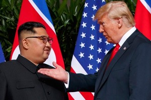Tổng thống Mỹ Donald Trump (phải) và Nhà lãnh đạo Triều Tiên Kim Jong Un. Ảnh: AP