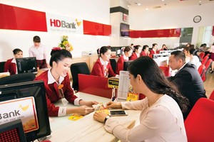 Hầu hết nhà băng đều bắt đầu làm việc trở lại trong sáng 11/2. Trong ảnh: Giao dịch tiền gửi tại Ngân hàng HD Bank.