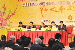 Các đồng chí: Nguyễn Xuân Phúc - Ủy viên Bộ Chính trị, Thủ tướng Chính phủ; Vương Đình Huệ - Ủy viên Bộ Chính trị, Phó Thủ tướng Chính phủ; Nguyễn Chí Dũng - Bộ trưởng Bộ Kế hoạch và Đầu tư; Nguyễn Đắc Vinh - Ủy viên Trung ương Đảng, Bí thư Tỉnh ủy, Trưởng Đoàn ĐBQH tỉnh; Thái Thanh Quý - Ủy viên Dự khuyết Trung ương Đảng, Phó Bí thư Tỉnh ủy, Chủ tịch UBND tỉnh chủ trì hội nghị.