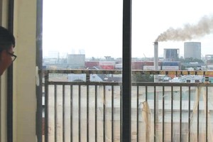 Cột khói của Nhà máy giấy Giấy Xuân Đức ảnh hưởng lớn tới cư dân sinh sống tại Dự án Him Lam Phú An