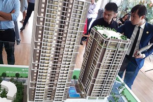 Khách hàng đang tìm hiểu Dự án Sky Park Residences, một trong những dự án cao cấp tại khu vực phía Tây Hà Nội