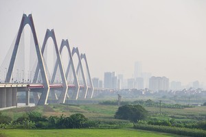 Cầu Nhật Tân đi vào hoạt động đã từng tạo nên 
cơn sốt đất của Đông Anh, nhưng cơn sốt qua nhanh. Ảnh: Dũng Minh