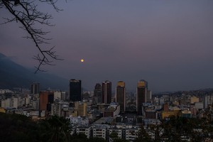Các tòa nhà cao tầng ở thủ đô Caracas của Venezuela trong đợt mất điện kéo dài cả tuần năm 2016 - Ảnh: Getty