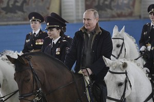 Tổng thống Nga Vladimir Putin cưỡi ngựa cùng với các nữ cảnh sát để chúc mừng họ nhân Ngày Quốc tế Phụ nữ sắp tới tại Moscow. Ảnh: Sputnik.