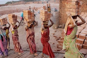 'Hoa và quà không phải ý nghĩa thật sự của Quốc tế Phụ nữ'