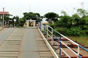 Cầu phao Sông Hóa