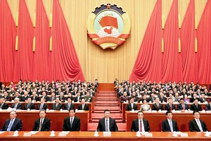 Tổng Bí thư, Chủ tịch nước Trung Quốc Tập Cận Bình và các đồng chí Lãnh đạo Đảng và nhà nước tham dự phiên họp bế mạc kỳ họp thứ 2, Quốc Hội Trung Quốc khóa XIII. Nguồn ảnh: CRI