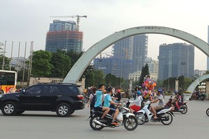 Công viên Cầu Giấy nằm trong Khu đô thị mới Dịch Vọng, phường Dịch Vọng, quận Cầu Giấy, Hà Nội