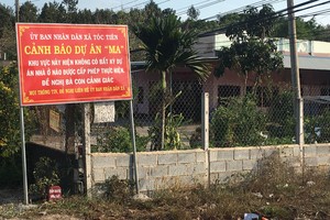 Chính quyền xã Tóc Tiên, thị xã Phú Mỹ phải đặt biển cảnh báo dự án “ma” để cảnh báo người dân, nhà đầu tư. Ảnh: TrọngTín