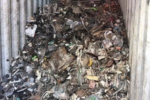 Một container hàng phế thải được mở tại cảng Cát Lái