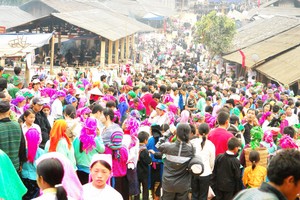 Chợ tình ở Khâu Vai