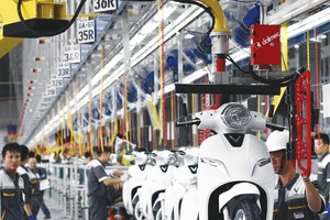 Theo quy định hiện hành, Thủ tướng Chính phủ quyết định các dự án có vốn đầu tư trên 5.000 tỷ đồng. Trong ảnh: Dự án sản xuất ô tô, xe máy VinFast. Ảnh: Đ.T