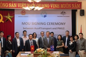 Ông Phạm Hồng Sơn – Giám đốc Ban Quản lý dự án 2 và Tư vấn trưởng Chương trình Aus4Transport ký Biên bản ghi nhớ