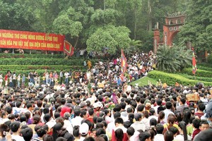 Người dân hành hương về miền đất Tổ để tỏ lòng tri ân công đức tổ tiên.