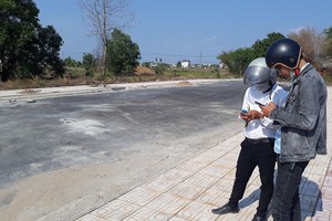 Môi giới xuất hiện ngày càng nhiều tại khu vực Nhơn Trạch. Ảnh: Việt Dũng