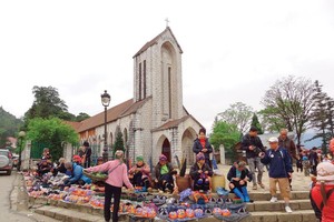 Du lịch phát triển đã góp phần cải thiện đời sống của nhiều đồng bào dân tộc thiểu số. Trong ảnh: khu chợ cạnh Nhà thờ đá Sapa. Ảnh: C.C