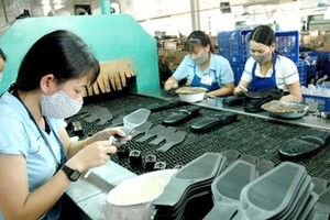 Đại diện Lefaso cho biết, ngành da giày vẫn gặp khó khăn lớn bởi chưa chủ động được nguồn cung ứng da nguyên liệu, do phụ thuộc nhập khẩu.