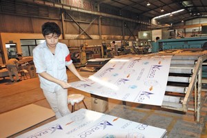 Doanh nghiệp nhỏ rất cần vốn đầu tư, song hiện chủ yếu dựa vào vốn vay ngân hàng. Ảnh: Chí Cường