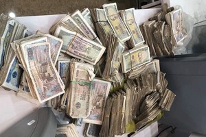 Vợ chồng già 78 tuổi chở bao tải tiền lẻ gửi tiết kiệm