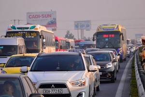 Ùn tắc giao thông xảy ra thường xuyên tại nút giao Pháp Vân.