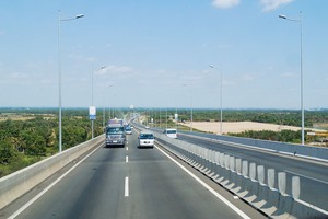 Kết nối giữa TP.HCM với các địa phương lân cận ngày càng dễ dàng nhờ nhiều tuyến cao tốc được đầu tư xây dựng