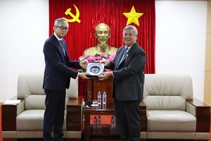 Chủ tịch của JBAH tặng quà lưu niệm cho lãnh đạo tỉnh Bình Dương