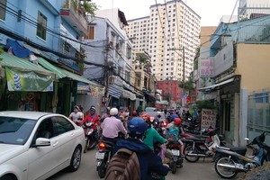 Dự án được quy hoạch sâu trong ngõ nhỏ khiến việc đi lại của người dân rất khó khăn. Ảnh: Việt Dũng 