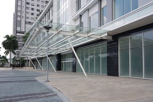 Nhiều căn shophouse khối đế tại một dự án trên đường Nguyễn Hữu Thọ, quận 7 bị bỏ trống. Ảnh: Trọng Tín