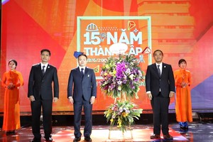 Ban lãnh đạo FECON nhận lẵng hoa chào mừng từ đại diện Raito Kogyo nhân dịp FECON tròn 15 năm thành lập