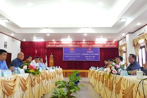 Bộ trưởng Bộ Kế hoạch và Đầu tư Nguyễn Chí Dũng, Chủ tịch Ủy ban Hợp tác Việt - Lào làm việc với ông Vanxay Phengxoumma, Bí thư, Tỉnh trưởng Tỉnh Hủa Phăn.