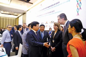 Các đại biểu trao đổi bên lề VBF giữa kỳ 2019. Ảnh: Đức Thanh