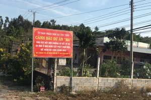UBND xã Tóc Tiên phải cắm cọc cảnh báo người dân cảnh giác với dự án “ma”