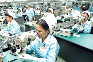 Tăng trưởng của cả khu vực công nghiệp và xây dựng, dịch vụ và nông - lâm nghiệp, đặc biệt là nông nghiệp đều giảm tốc so với năm ngoái.