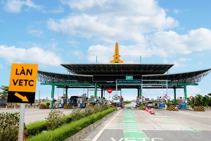 Thu phí tự động không dừng tại Trạm thu phí BOT Mỹ Lộc, Quốc lộ 21.  Ảnh: A.M