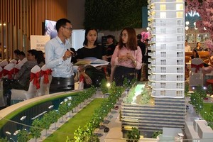 Nhân viên môi giới giới thiệu dự án cho khách hàng. Ảnh minh họa