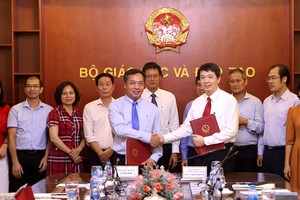 Ông Lê Trọng Minh, Tổng Biên tập Báo Đầu tư và ông Phạm Quang Hưng, Cục trưởng Cục Hợp tác quốc tế, Bộ Giáo dục và Đào tạo Ký kết Chương trình phối hợp tuyên truyền về hợp tác, đầu tư trong lĩnh vực giáo dục và đào tạo giai đoạn 2019-2020. Ảnh: Hồ Hạ.