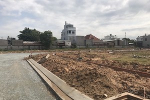 Đất tại Trạm vật tư đường sắt Dĩ An đã được chia lô, chờ bán.