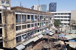 TP.HCM hiện có hàng chục chung cư cũ trong tình trạng sập bất kỳ lúc nào. Ảnh: Gia Huy