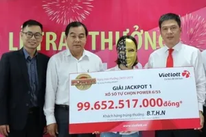 Bà N. tại buổi trao thưởng chiều 24/7. Ảnh: Vietlott.